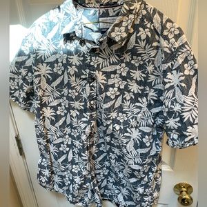 Men’s tropical short sleeve button down